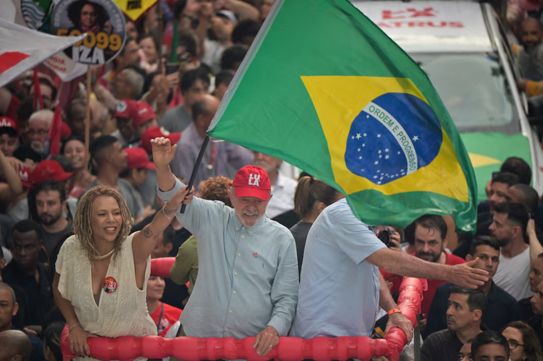Bầu cử Tổng thống Brazil: Hai ứng cử viên hoàn tất vận động, bám đuổi sít sao